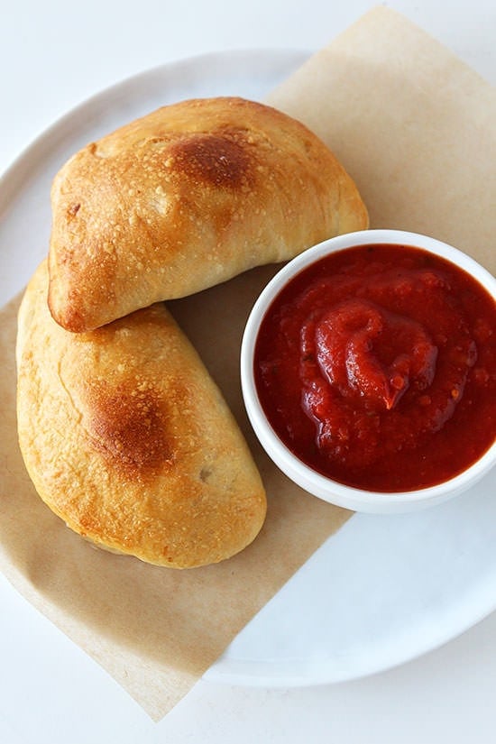 Sechs Zylinder Sechs Mini Calzone In Der Muffinform Gebacken - Rezepte ...