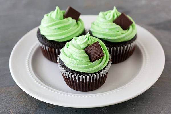 https://www.handletheheat.com/wp-content/uploads/2012/08/Mint-Chocolate-Cupcakes1.jpg